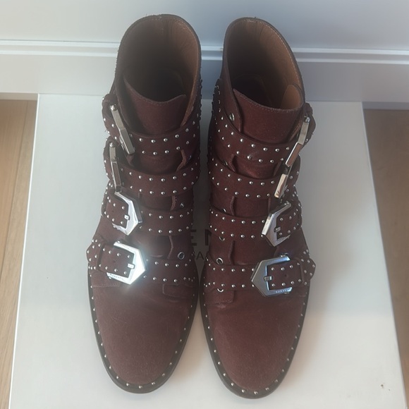 Givenchy elegant studded suede boot in oxblood. - Picture 3 of 7